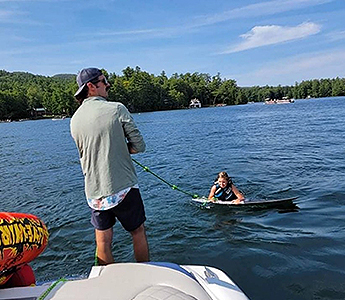 ADK_BOAT_TOURS_SPORT-BOAT_Wake-Surfing-Family-Guide
